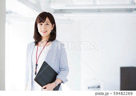 ビジネス 女性 ミドル オフィス ビジネスウーマン ビジネス 女性 ミドル オフィス ビジネスウーマン 59482269