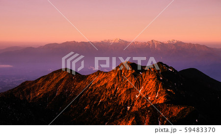 春の八ヶ岳登山：赤岳山頂の夜明け （手前に権現岳・奥に南アルプス） 59483370