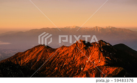 春の八ヶ岳登山：赤岳山頂の夜明け （手前に権現岳・奥に南アルプス） 59483376