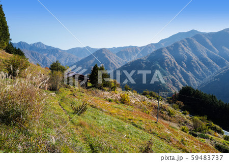 下栗の里より兎岳、聖岳と上河内岳を望む 59483737