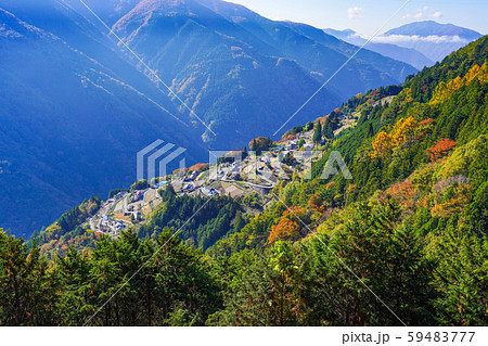 朝日に輝く、秋の下栗の里 59483777