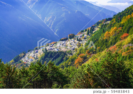 朝日に輝く、秋の下栗の里 59483843