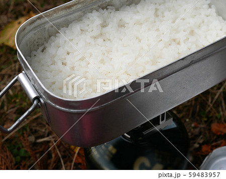 アウトドア調理　メスティンで炊いた白ごはん 59483957