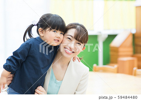 働くママと子ども 59484480