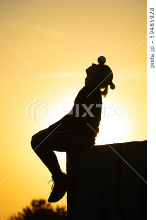 Silhouette of juggler with balls on colorful sunset Silhouette of juggler with balls on colorful sunset 59485928