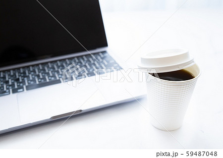コーヒーを飲みながらノートパソコンで作業。ビジネスや仕事。在宅ワーク・テレワークや副業など。 コーヒーを飲みながらノートパソコンで作業。ビジネスや仕事。在宅ワーク・テレワークや副業など。 59487048