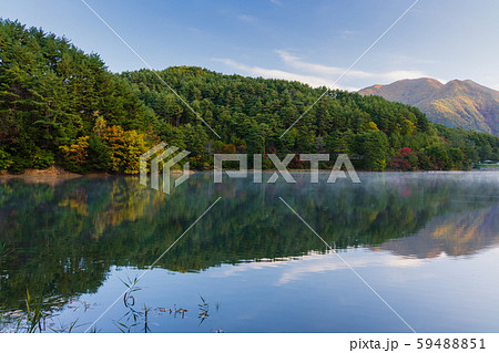 早朝の美鈴湖【秋】 59488851