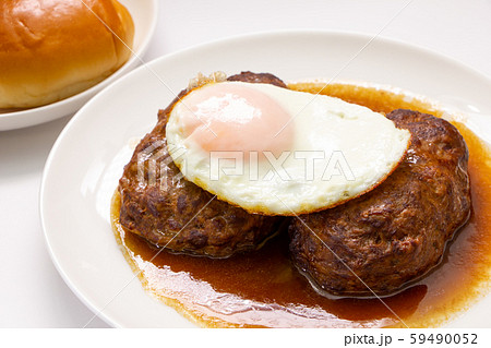 煮込みハンバーグ、目玉焼きのせ。パンとのセットメニュー。(白皿･白バック) 59490052