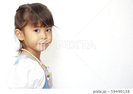 ドレスを着る幼児の横顔(4歳児) 59490138