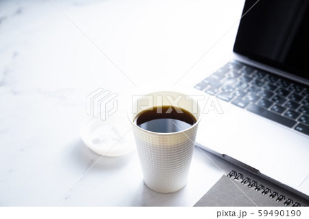 コーヒー、パソコン、仕事、ノマド、在宅、ビジネス コーヒー、パソコン、仕事、ノマド、在宅、ビジネス 59490190
