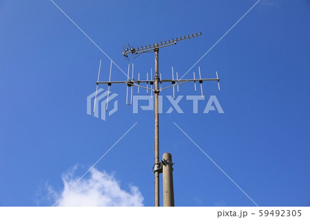テレビアンテナと青い空 59492305