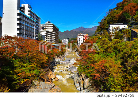 秋の紅葉に染まる鬼怒川温泉の写真素材