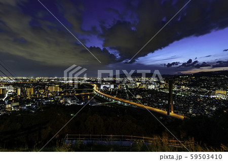 池田市五月山の秀望台からみた夕景、阪神高速道路池田線と新稲川大橋(ビッグハープ) 池田市五月山の秀望台からみた夕景、阪神高速道路池田線と新稲川大橋(ビッグハープ) 59503410