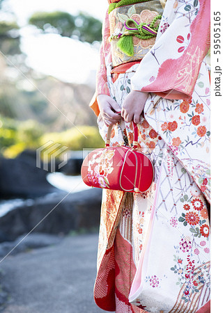 振袖の女性と和装用バッグ 59505165