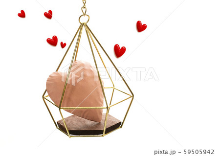 金のカゴに入ったピンクのハートと赤い小さなハートが飛んで行く 金のカゴに入ったピンクのハートと赤い小さなハートが飛んで行く 59505942