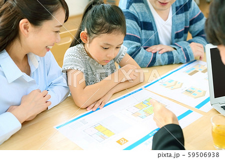 訪問セールスと家族のイメージ 訪問セールスと家族のイメージ 59506938