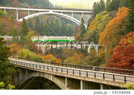 秋の宮下アーチ3橋(兄)弟とJR只見線下り 一番列車 59508996