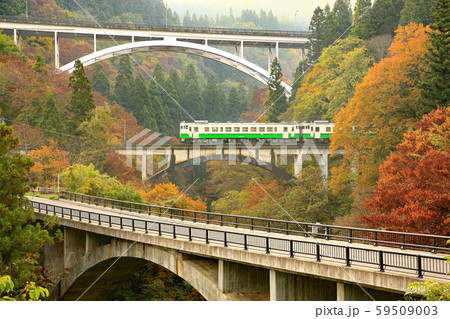 秋の宮下アーチ3橋(兄)弟とJR只見線上り二番列車 59509003