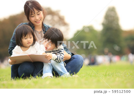 本を読む親子 59512500