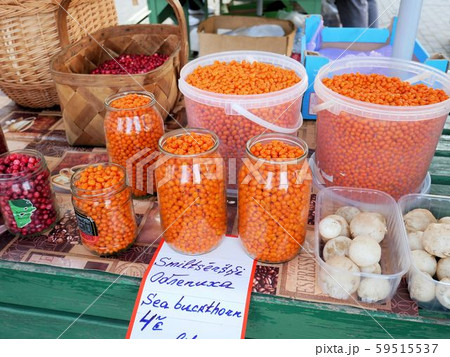 ラトビアの味覚　リガ中央市場で売られているオレンジ色のシーバックソーン　（Hippophae）　 59515537