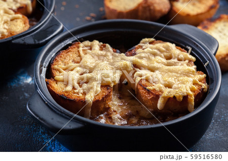 Delicious onion soup with croutons and cheese 59516580