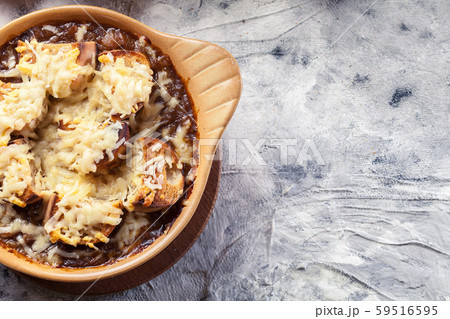 Delicious onion soup with croutons and cheese 59516595