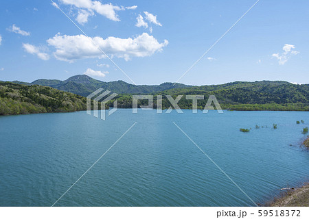 奥州湖　ダム湖　栗駒山　水源　新緑　春 59518372