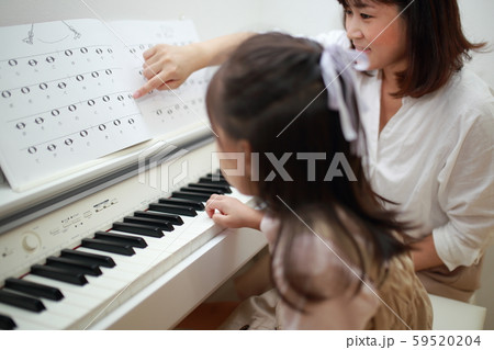ピアノ (家族 ファミリー 音楽教室 習い事 レッスン 鍵盤楽器 先生 教師 ママ 子育て 育児) ピアノ (家族 ファミリー 音楽教室 習い事 レッスン 鍵盤楽器 先生 教師 ママ 子育て 育児) 59520204