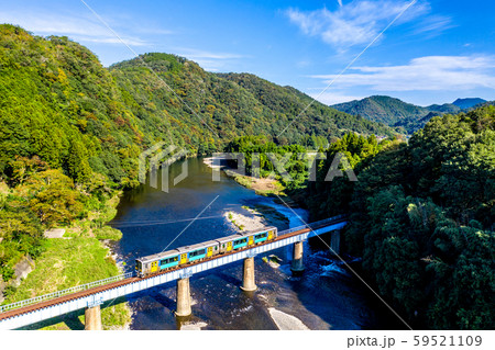 下小川駅付近の久慈川を渡る水郡線の気動車 59521109