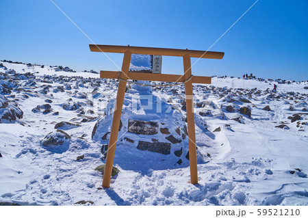 冬の長野県 蓼科山の山頂にある蓼科神社奥社 59521210