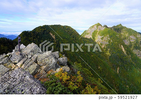 烏帽子岳の山頂標識と鋸岳 烏帽子岳の山頂標識と鋸岳 59521927