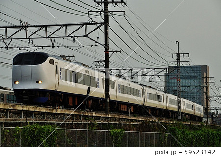東海道本線、向日町・長岡京駅間を走る特急はるか(281系) 東海道本線、向日町・長岡京駅間を走る特急はるか(281系) 59523142