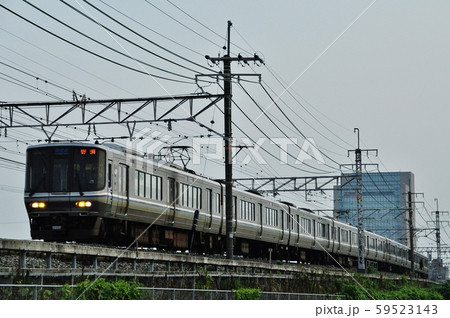 東海道本線、向日町・長岡京駅間を走る新快速列車(223系) 東海道本線、向日町・長岡京駅間を走る新快速列車(223系) 59523143