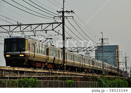 東海道本線、向日町・長岡京駅間を走る新快速列車(223系) 東海道本線、向日町・長岡京駅間を走る新快速列車(223系) 59523144