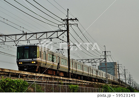 東海道本線、向日町・長岡京駅間を走る新快速列車(223系) 東海道本線、向日町・長岡京駅間を走る新快速列車(223系) 59523145