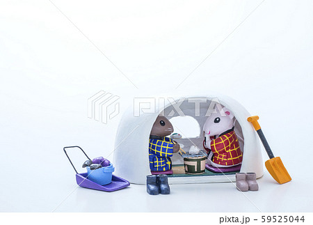 冬イメージ 　イメージ素材　かまくら　ネズミのファミリー　オリジナルキャラクター 59525044