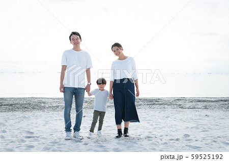 家族　お出かけ　海 59525192