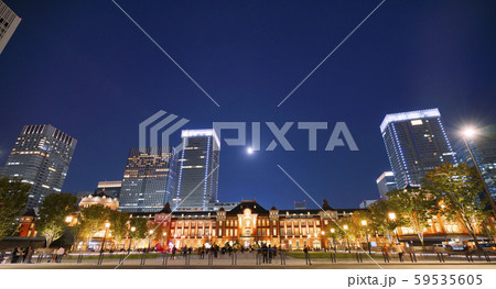 日本の東京都市景観 東京・丸の内から望む月。「祝賀御列の儀」が無事に終了、月も祝福！＝10日撮影 59535605