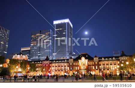 日本の東京都市景観 東京・丸の内から望む月。「祝賀御列の儀」が無事に終了、月も祝福！＝10日撮影 59535610