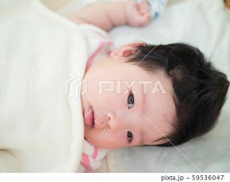 ベッドで寝る赤ちゃん 59536047