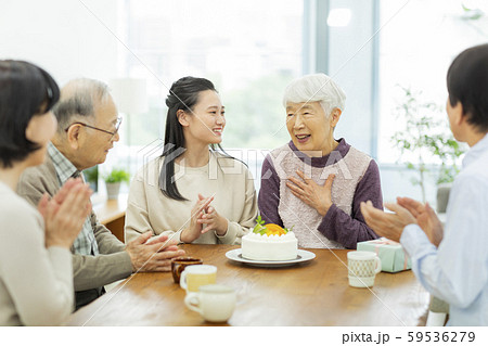 祖父母 孫 誕生日の写真素材