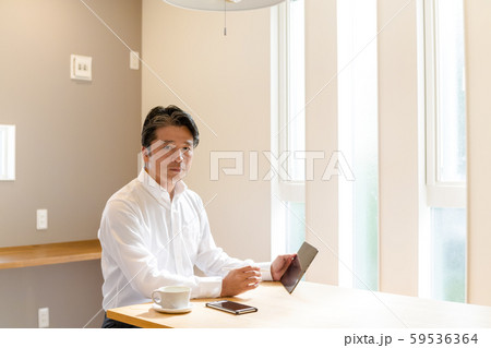 ミドルビジネスマンの朝 59536364