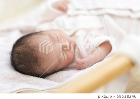 新生児室で眠る赤ちゃん 59538246