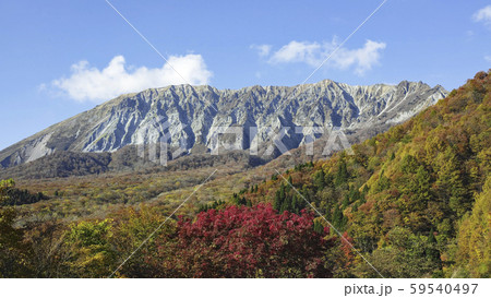 鳥取県江府町の鍵掛峠から見た大山の南壁と紅葉の写真素材 鳥取県江府町の鍵掛峠から見た大山の南壁と紅葉の写真素材