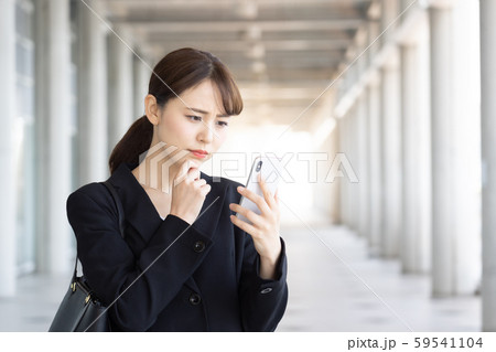 ビジネスウーマン　OL　スマホ 59541104