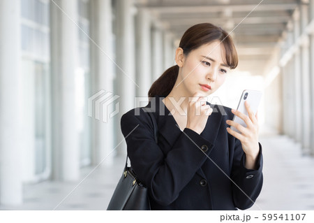 ビジネスウーマン　OL　スマホ 59541107