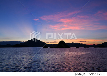 青葉山と夕日 59541756