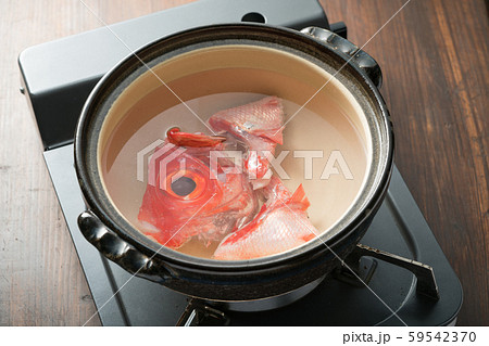 金目鯛のあらで出汁をとるの写真素材