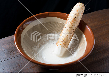 長芋をすり下ろす 59546752