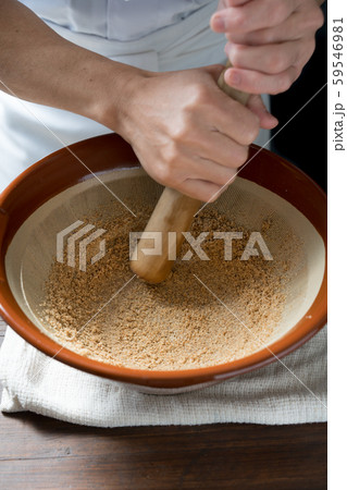 胡麻をすり下ろす板前 59546981